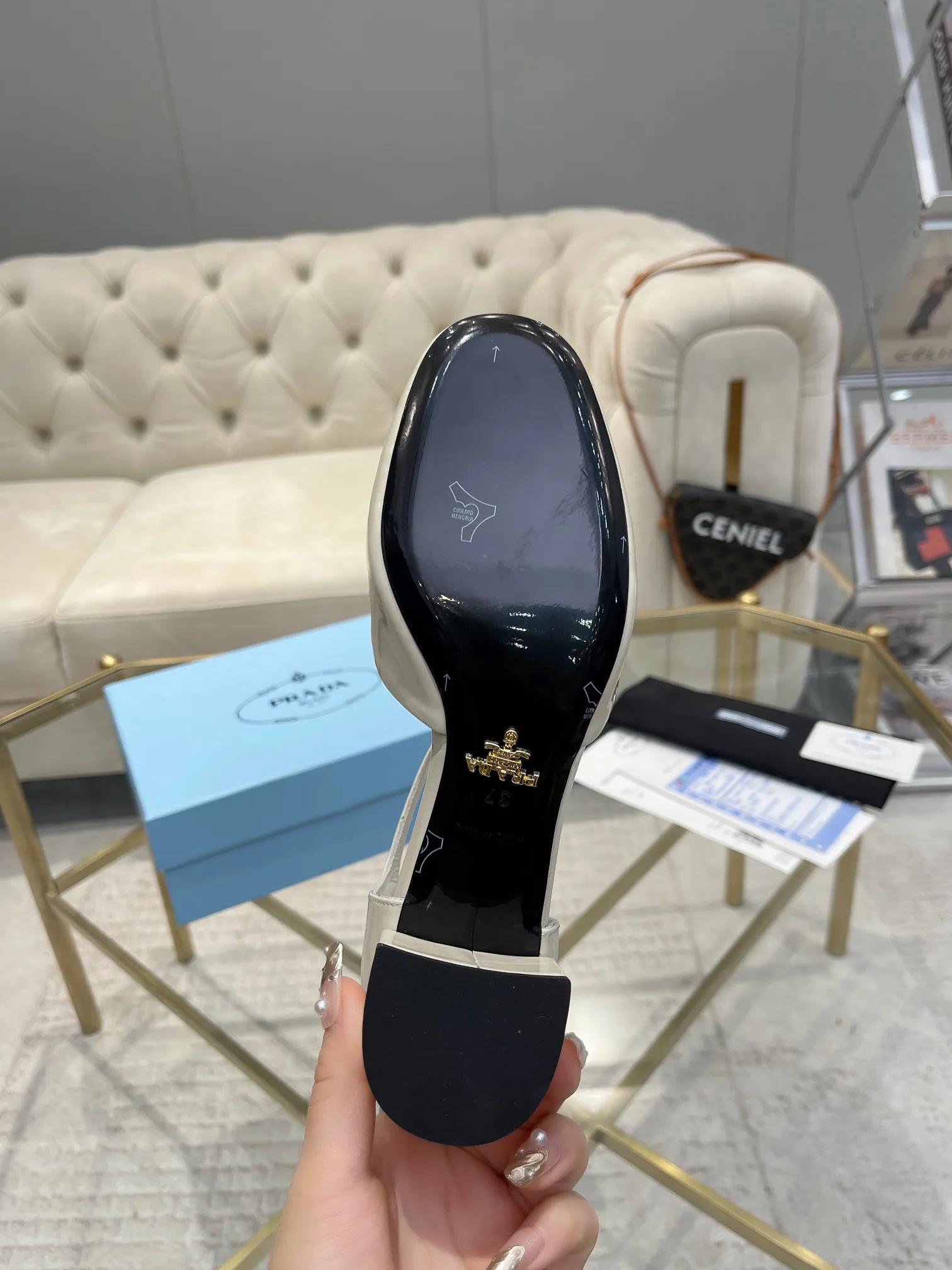 👟👟Ex-factory price 560👟👟 (imitation leather bottom-20) PRADA 👉Ready stock👈Remove the original plate and make a 1:1 replica‼ ️The highest version 👌2024Prada early spring catwalk celebrity hot style 😘The latest spring style thick heel series (genuine leather sole) (simulated leather sole) goddess must-have super beautiful on the feet 👉The upper is made of imported cow patent leather, soft and textured, lining + foot pads, imported sheepskin lining, breathable and comfortable, reverse molded brand buckle, heel height 4.5M, size 35M-39M (34 40 4142 Custom-made (no returns or exchanges)